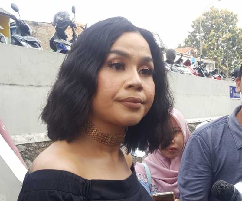 Dianggap <i>Mihak</i> Nikita Mirzani, Melaney Mau Dilaporkan Elza Syarif Dianggap <i>Mihak</i> Nikita Mirzani, Melaney Mau Dilaporkan Elza Syarif