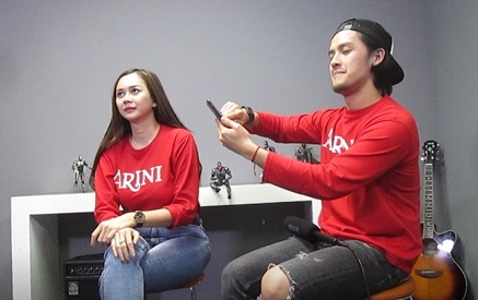 Morgan Oey Paksa Aura Kasih Telepon Mantan Pacar, Apa yang Terjadi? Morgan Oey Paksa Aura Kasih Telepon Mantan Pacar, Apa yang Terjadi?