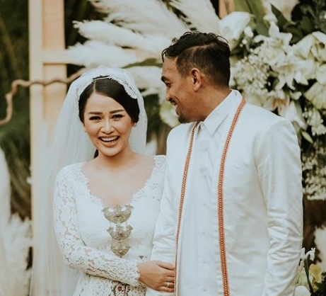 Mutia Ayu dan Glenn Fredly Kompak Pamer Foto Pernikahan