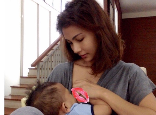 4 Artis Cantik Tunjukkan Pesona saat Menyusui Anak 4 Artis Cantik Tunjukkan Pesona saat Menyusui Anak