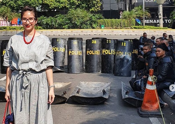 Mona Ratuliu Cemas Novita Angie Temui Polisi Jaga Gedung Bawaslu Mona Ratuliu Cemas Novita Angie Temui Polisi Jaga Gedung Bawaslu