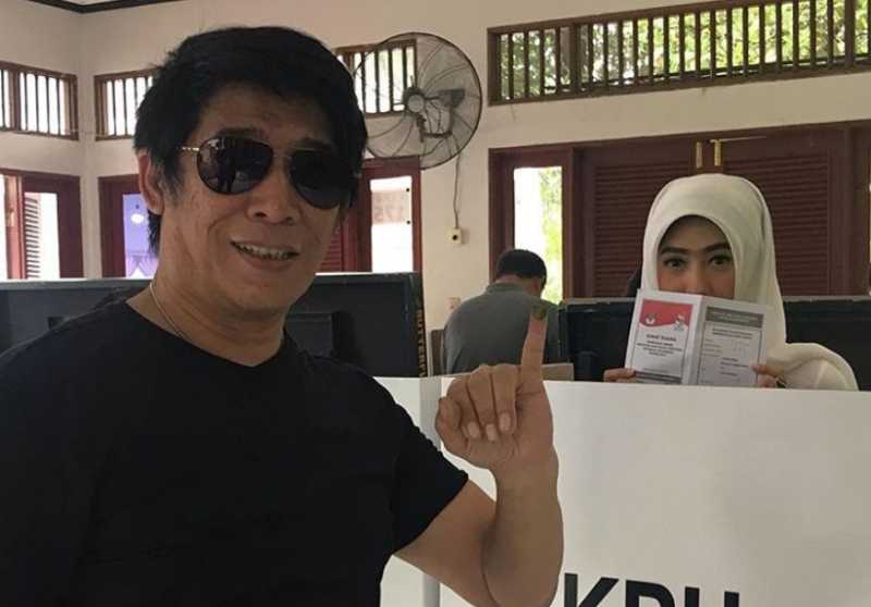 6 Mobil Pelawak Parto Terendam Banjir di Bekasi 6 Mobil Pelawak Parto Terendam Banjir di Bekasi