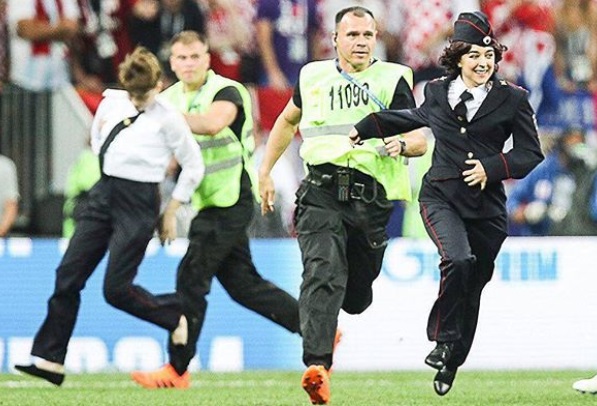 Pesan Politik Pussy Riot usai Hentikan Sementara Final Piala Dunia 2018 Pesan Politik Pussy Riot usai Hentikan Sementara Final Piala Dunia 2018