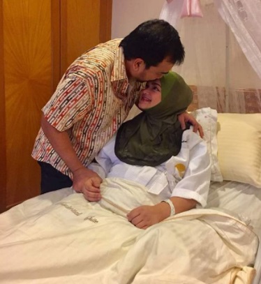 Wanita Berhijab Ini Penyebar Foto Bayi Siti Nurhaliza Wanita Berhijab Ini Penyebar Foto Bayi Siti Nurhaliza