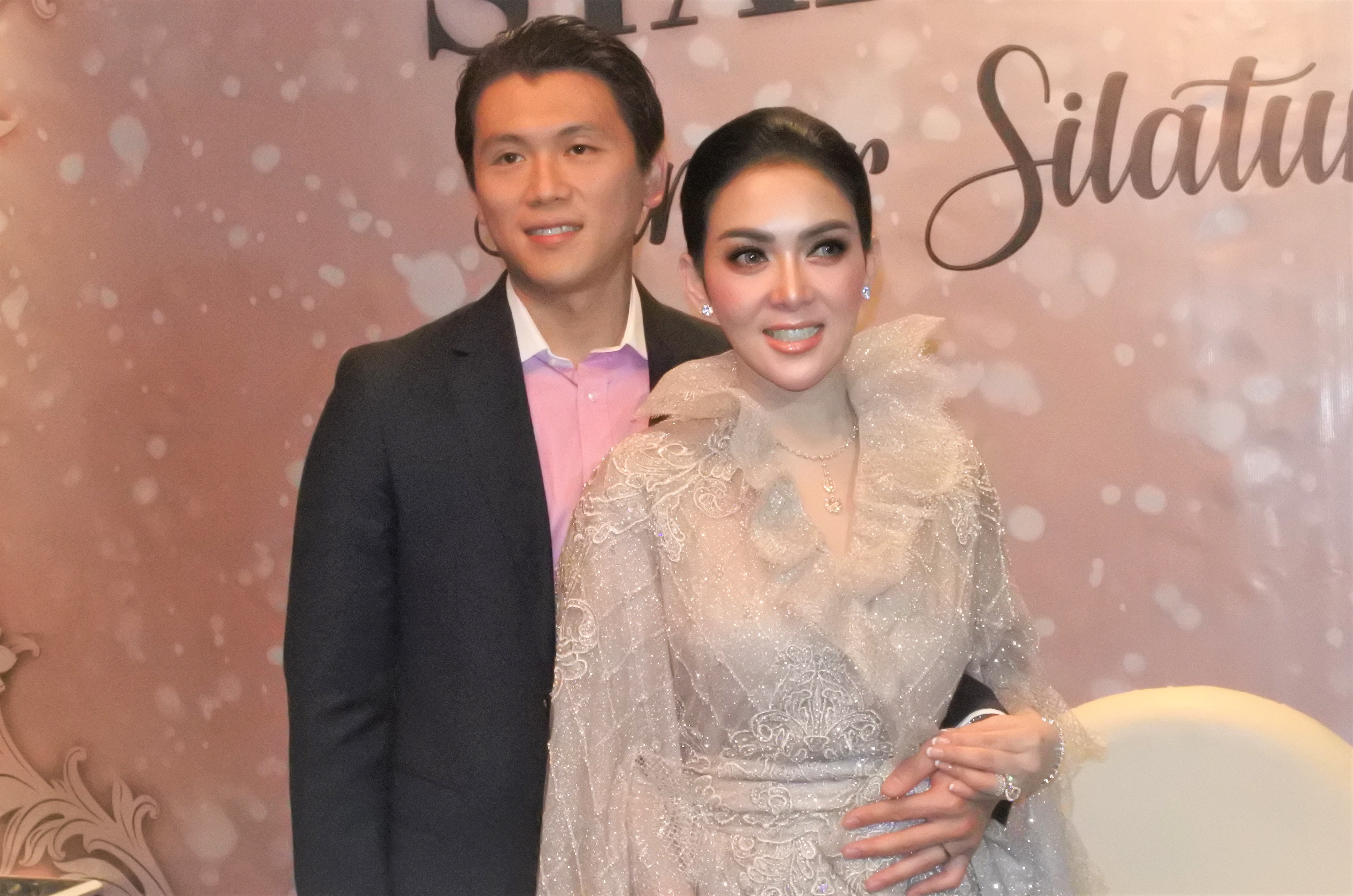 Syahrini dan Reino Barrack Undang Luna Maya di Acara Dinner Silaturahmi