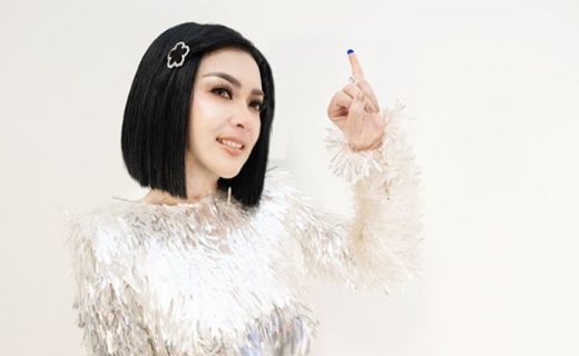 Kaki Tertimpa Botol Parfum, Syahrini Berjalan Pincang di TPS Kaki Tertimpa Botol Parfum, Syahrini Berjalan Pincang di TPS