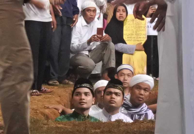  Dua Anak Masuk ke Liang Lahat saat Kuburkan Ustaz Arifin Ilham