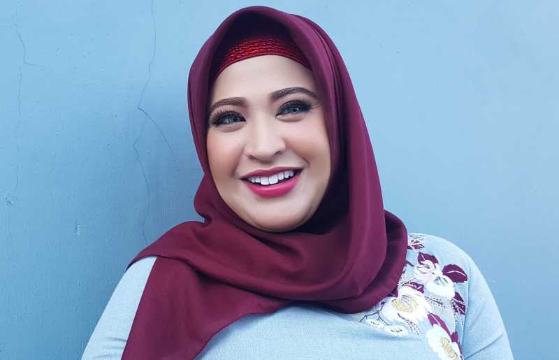 Ratu Dangdut Tolak Kue Lebaran dari Putrinya Ratu Dangdut Tolak Kue Lebaran dari Putrinya