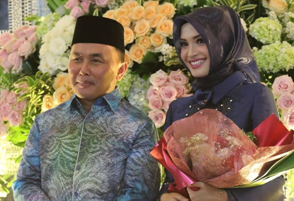 Mantan Ussy, Gubernur Kalteng Sugianto Akan Nikahi Wanita Usia 25 Tahun Mantan Ussy, Gubernur Kalteng Sugianto Akan Nikahi Wanita Usia 25 Tahun