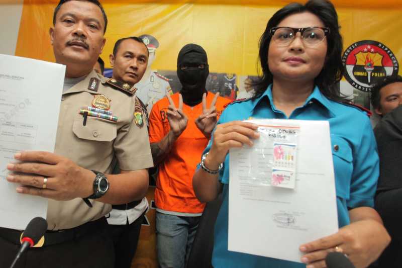 Pakai Baju Tahanan dan Tutup Kepala, Tora Acungkan Jari \'Piss\' Pakai Baju Tahanan dan Tutup Kepala, Tora Acungkan Jari \'Piss\'