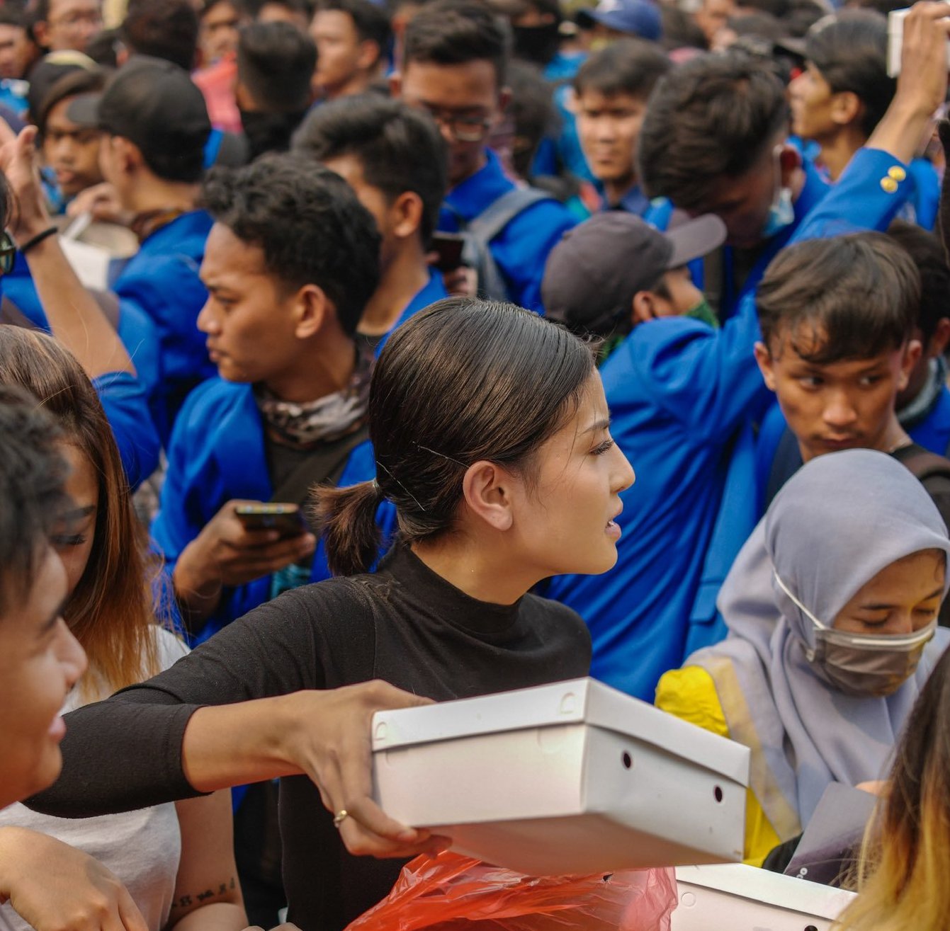 Awkarin Turun ke Jalan Bagikan Nasi Kotak ke Mahasiswa Demo