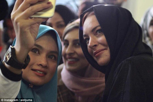 Datang ke Fashion Show Lindsay Lohan Pakai Hijab, Mantap Pilih Islam?