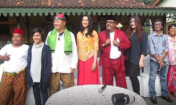 Rumah 'Si Doel The Movie' Kebanjiran, Rano Karno Ngungsi ke Pesawat Rumah 'Si Doel The Movie' Kebanjiran, Rano Karno Ngungsi ke Pesawat