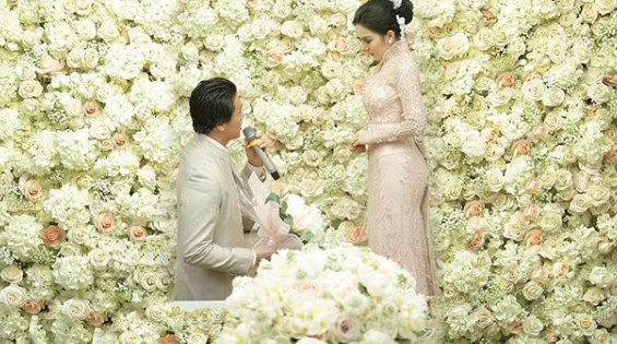 <i>So Sweet</i>, Reino Berlutut di Depan Syahrini <i>So Sweet</i>, Reino Berlutut di Depan Syahrini
