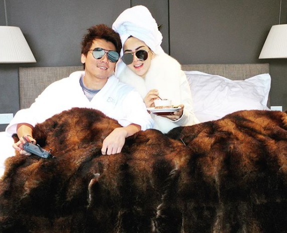 Mesra Banget, Syahrini Pamer Foto Bulan Madu di Ranjang dengan Reino Mesra Banget, Syahrini Pamer Foto Bulan Madu di Ranjang dengan Reino