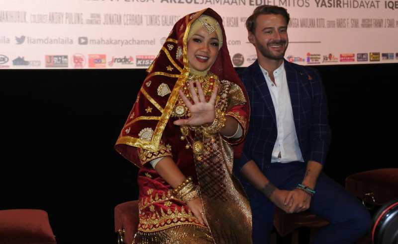 Nirina Zubir Pangling Pakai Suntiang di Gala Premiere Film 'Liam dan Laila' Nirina Zubir Pangling Pakai Suntiang di Gala Premiere Film 'Liam dan Laila'