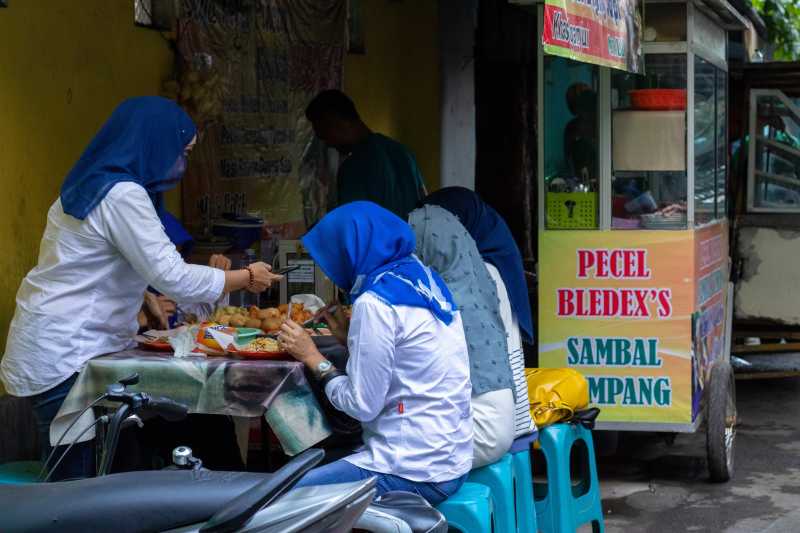 Komentar Kocak Netizen Soal PPKM Level 4: Makan Warteg Cuma 20 Menit