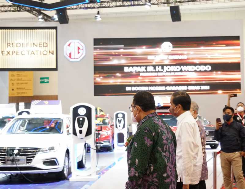 Main ke GIIAS 2021, Presiden Jokowi Lirik dan Nyetir Mobil Listrik Main ke GIIAS 2021, Presiden Jokowi Lirik dan Nyetir Mobil Listrik