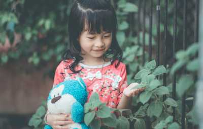 Kiat Merawat Boneka Kesayangan Anak