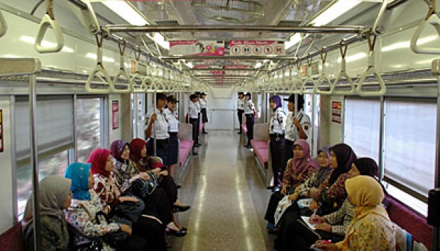 5 Tipe Penumpang Commuterline di Gerbong Cewek