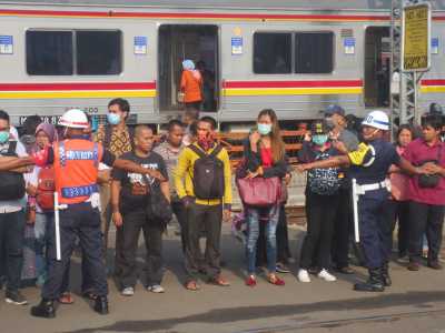 KRL Sampai Cikarang: Potret Perjuangan Warga Bekasi di Ibukota 