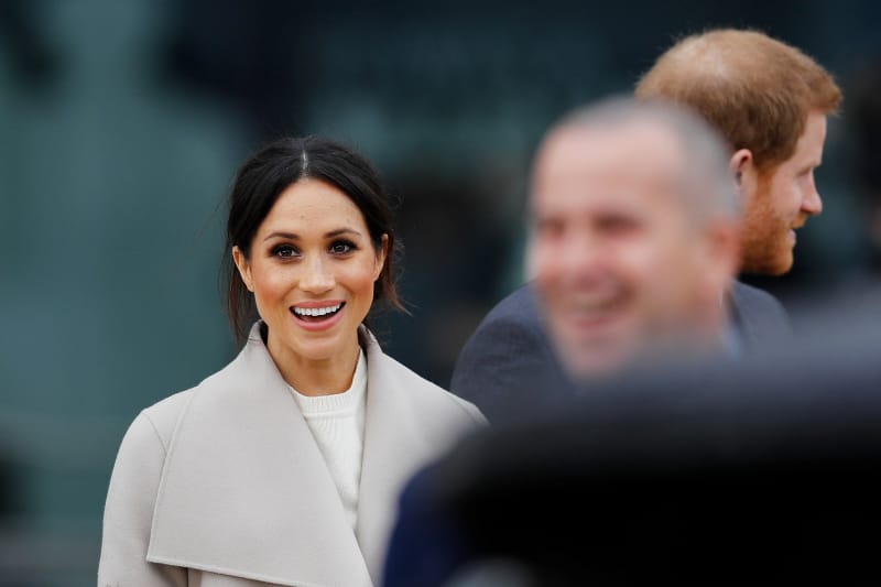 Meghan Markle Kerap Memakai Sepatu yang Agak Kebesaran, Apa Alasannya? Meghan Markle Kerap Memakai Sepatu yang Agak Kebesaran, Apa Alasannya?