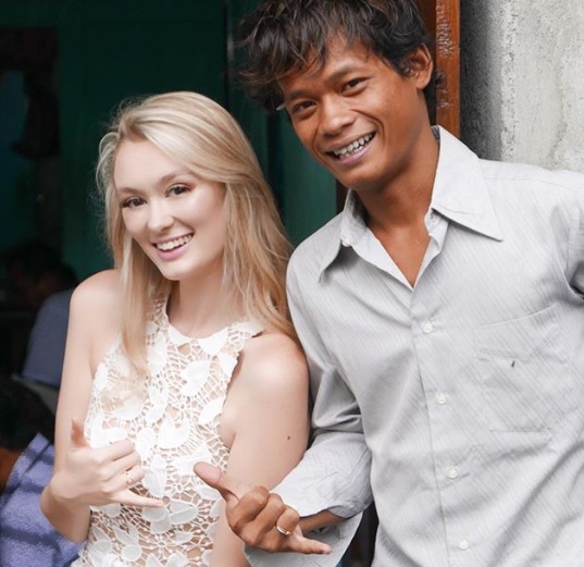 Foto Pernikahan Polly Alexandria Robinson dan Nur Khamid yang Bikin Kesel Jomblo Foto Pernikahan Polly Alexandria Robinson dan Nur Khamid yang Bikin Kesel Jomblo