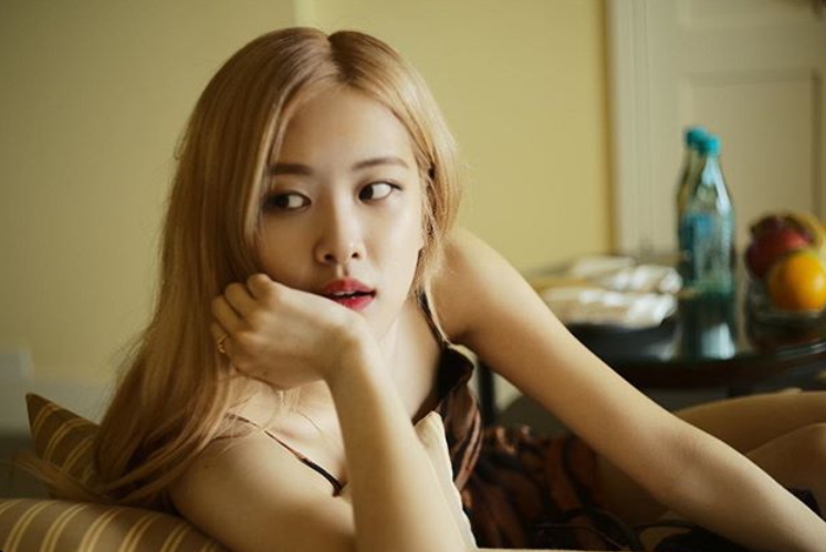 Rosé ‘Blackpink’ Diperlakukan Gak Adil, Warganet Beri Dukungan Lewat Tagar #StayStrongRosé Rosé ‘Blackpink’ Diperlakukan Gak Adil, Warganet Beri Dukungan Lewat Tagar #StayStrongRosé