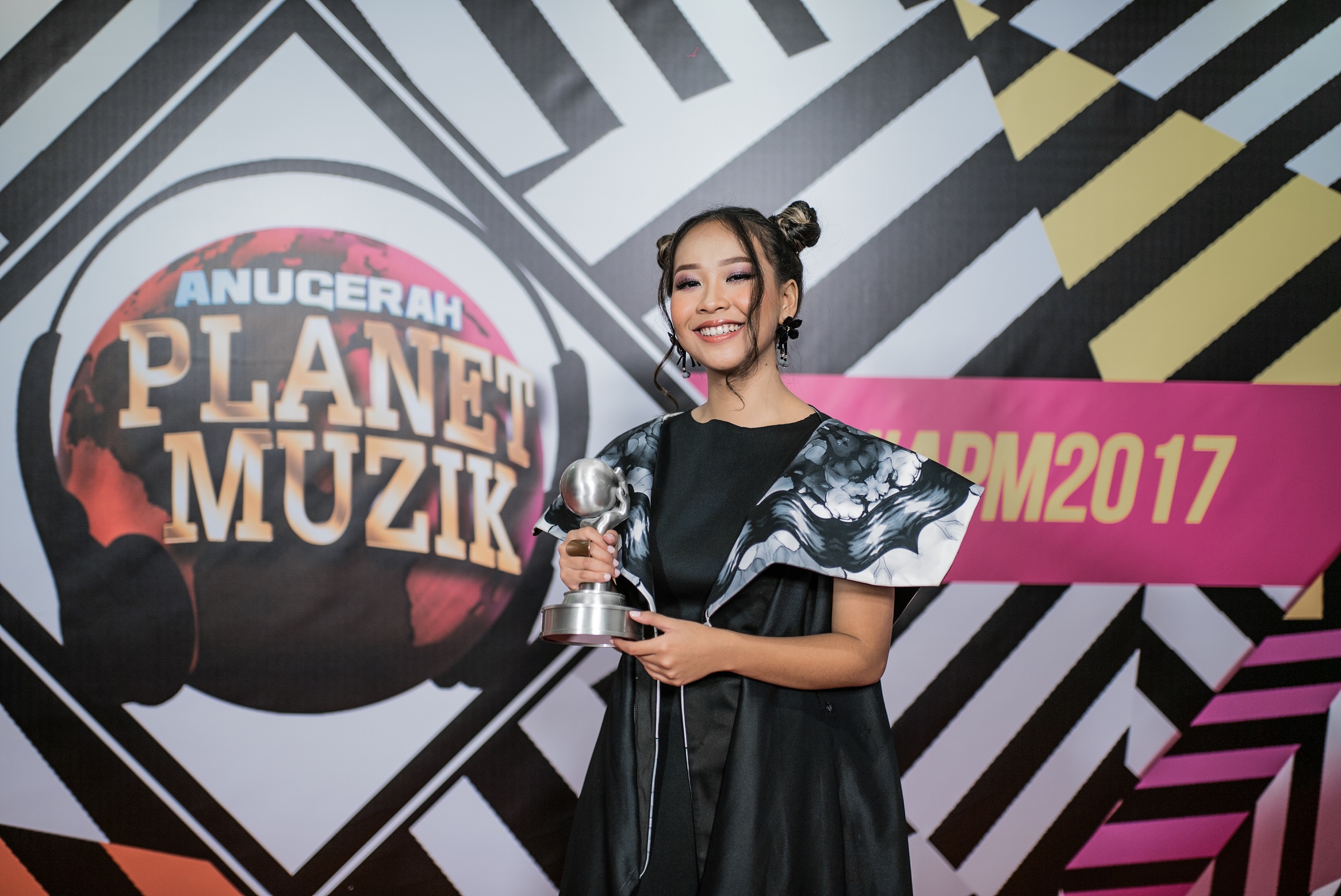 Gloria Jessica Raih Best New Female Artiste Anugerah Planet Muzik 2017 