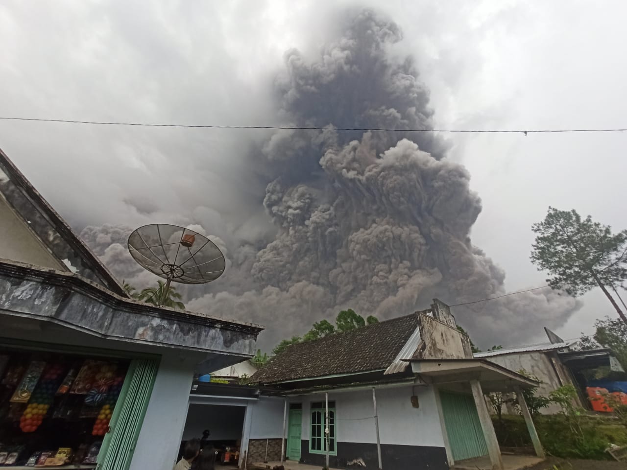 Video Detik-detik Gunung Semeru Erupsi, Terjang Lumajang