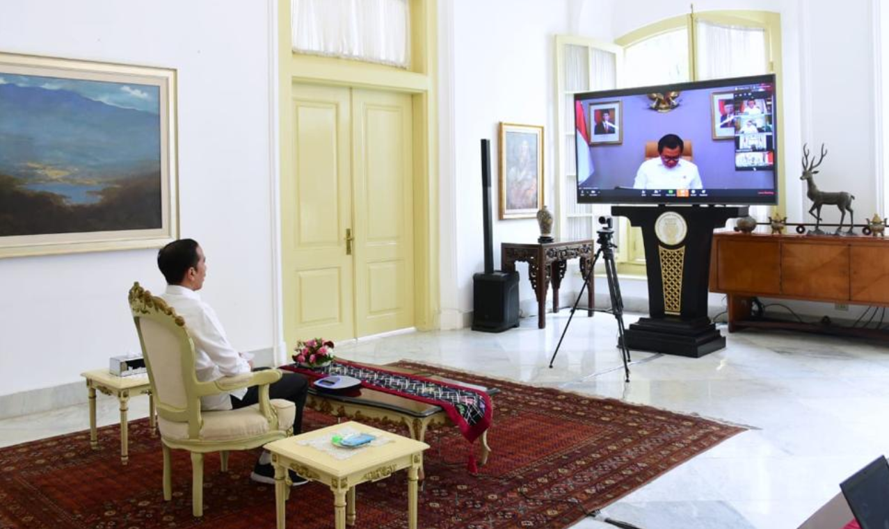Pakai Teknologi, Pakde Jokowi Terlihat Santuy Kerja dari Rumah