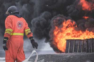 Paket Tesla Ukuran Raksasa Terbakar Selama 4 Hari