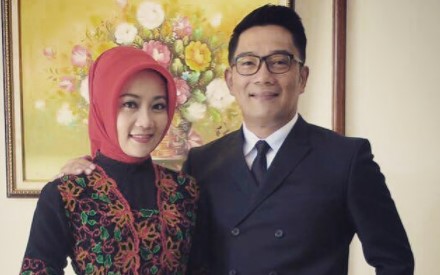 Ridwan Kamil Pertanyakan Pose Tangan Wanita Hijab Ini