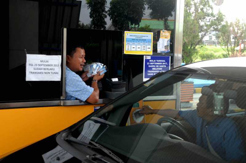 Jangan Sembarangan Bantu Pengemudi di Gerbang Tol