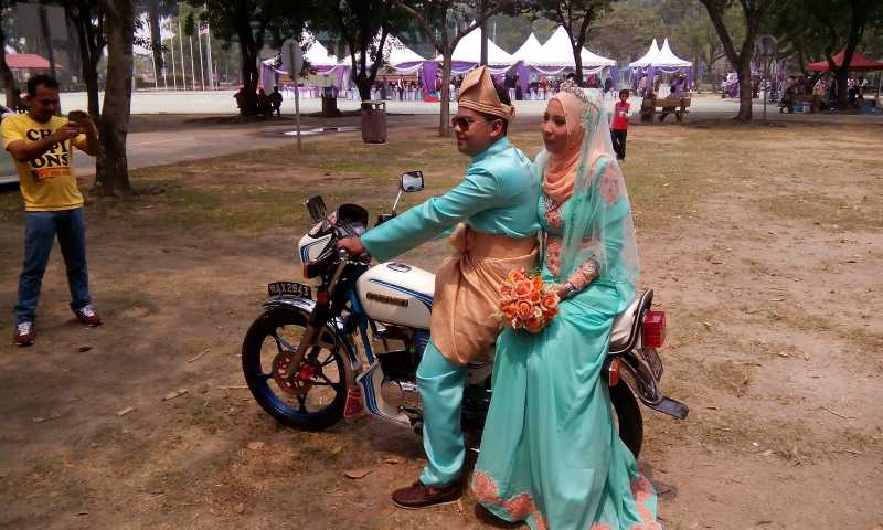Pengantin Ini Menjelajah dari Malaysia ke Eropa Naik Motor Bebek Pengantin Ini Menjelajah dari Malaysia ke Eropa Naik Motor Bebek