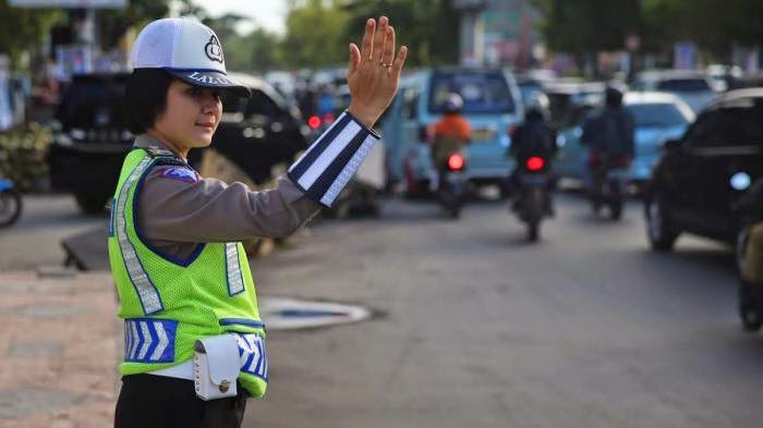 The Power of Emak-emak: Langgar Marka Jalan Malah Memaki Polwan The Power of Emak-emak: Langgar Marka Jalan Malah Memaki Polwan