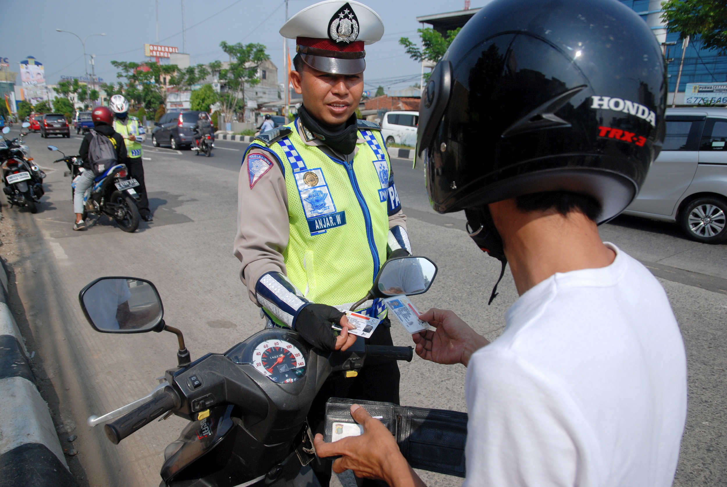 Oknum TNI Tak Pakai Helm Pukuli Polantas di Tengah Jalan