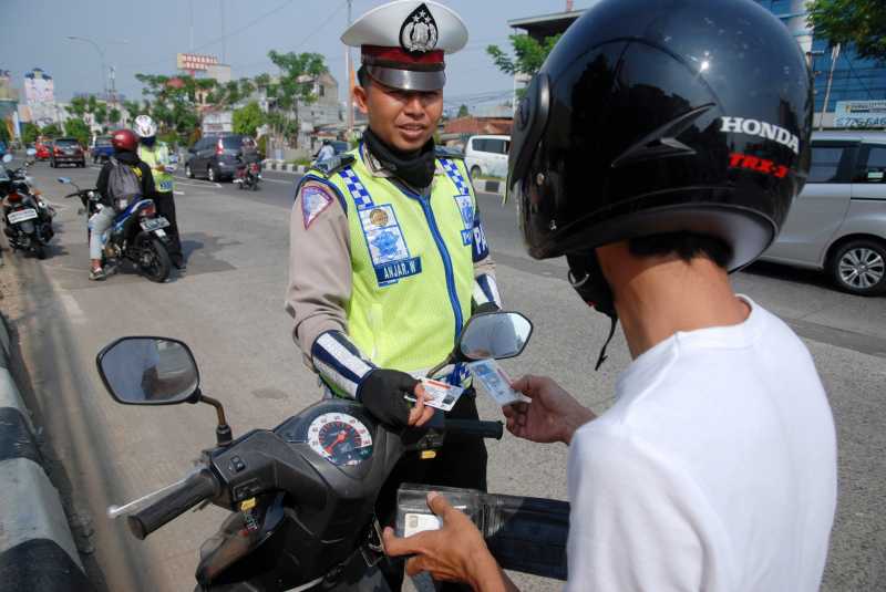 Oknum TNI Tak Pakai Helm Pukuli Polantas di Tengah Jalan Oknum TNI Tak Pakai Helm Pukuli Polantas di Tengah Jalan