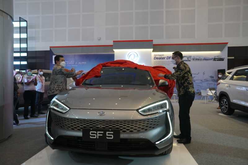 DFSK Pamerkan Mobil Listrik Seres SF5, Jarak Tempuh Tembus 1.000 Km DFSK Pamerkan Mobil Listrik Seres SF5, Jarak Tempuh Tembus 1.000 Km
