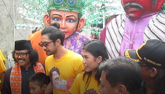 Bareng Ondel-ondel, Reza Rahadian Blusukan ke Kampung Betawi Bareng Ondel-ondel, Reza Rahadian Blusukan ke Kampung Betawi