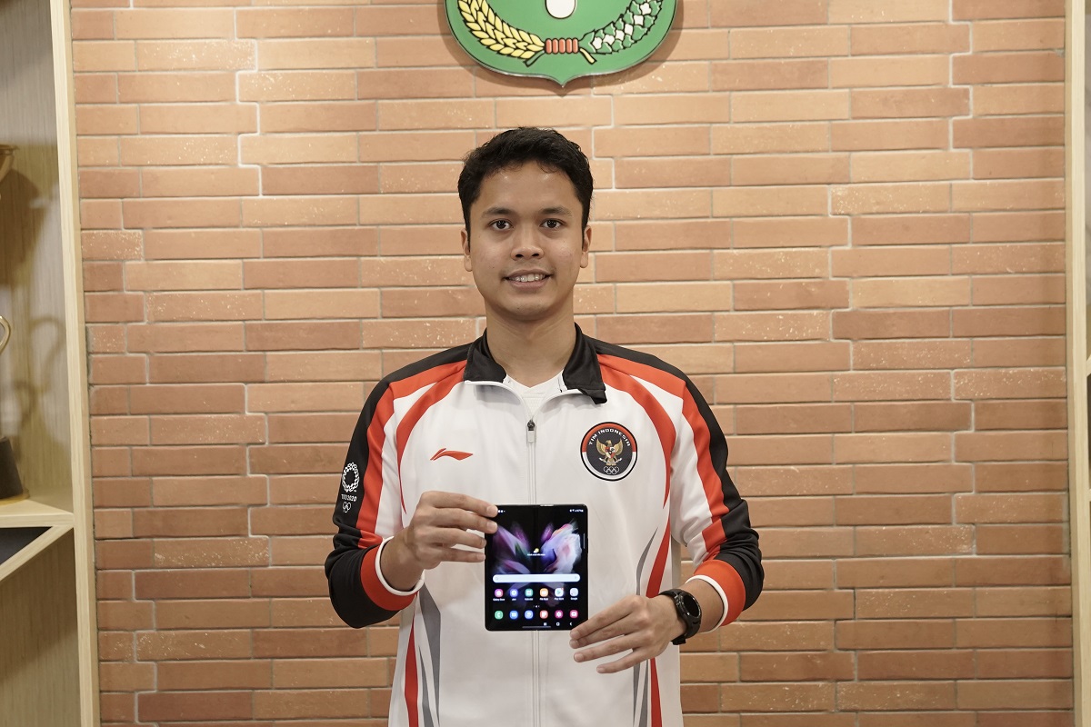 Senyum Manis Anthony Ginting Pertama Pegang Samsung Galaxy Z Fold3