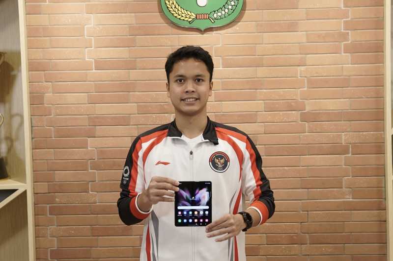 Senyum Manis Anthony Ginting Pertama Pegang Samsung Galaxy Z Fold3