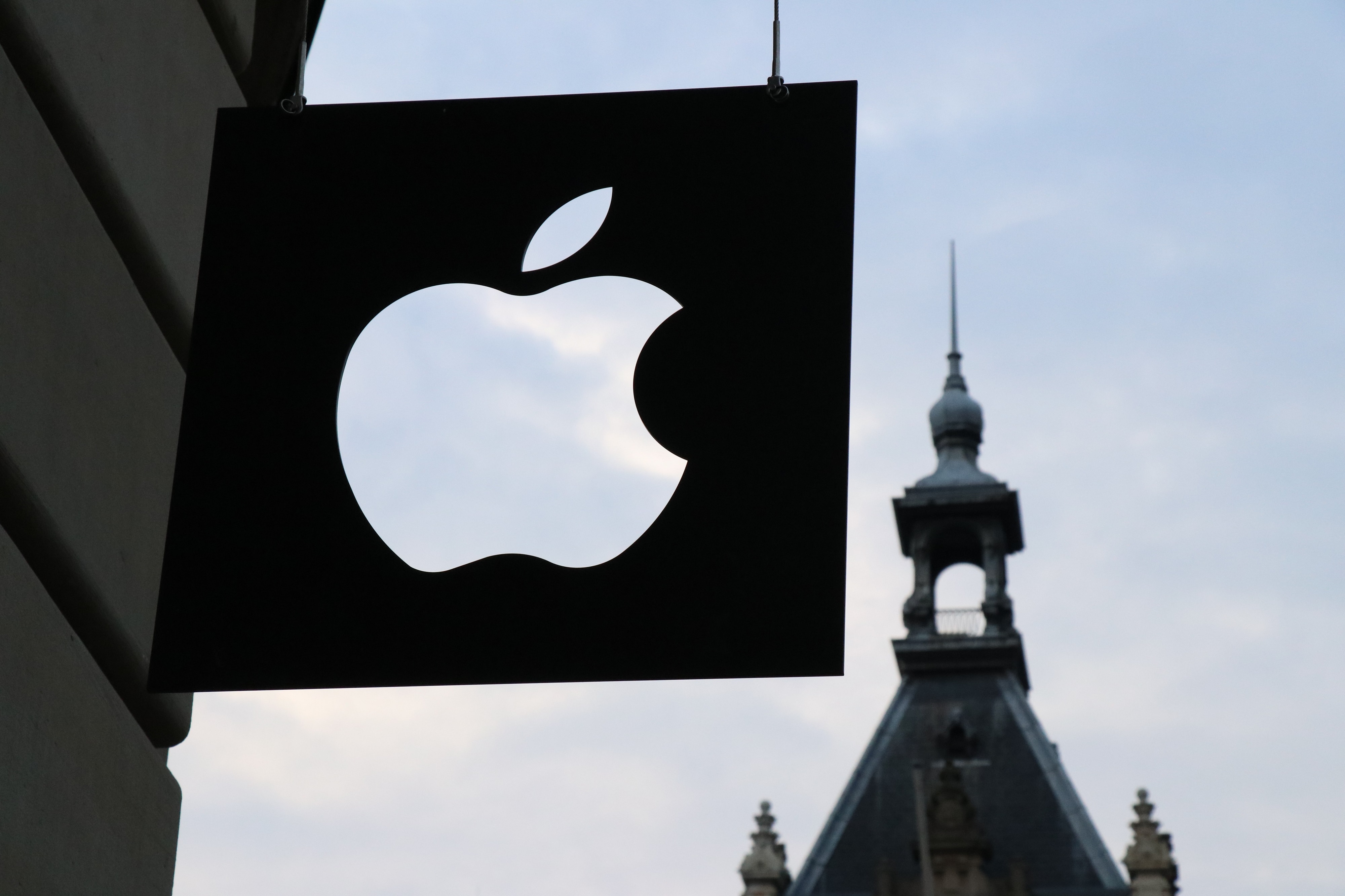 Rekor Baru, Apple Jadi Perusahaan Pertama di Dunia Dengan Nilai Rp42.933 T