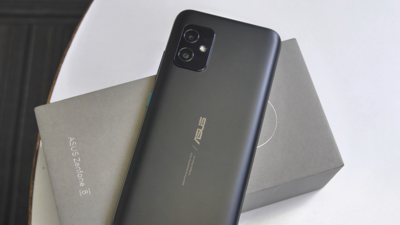 FOTO: Melongok Bodi Mini Asus Zenfone 8