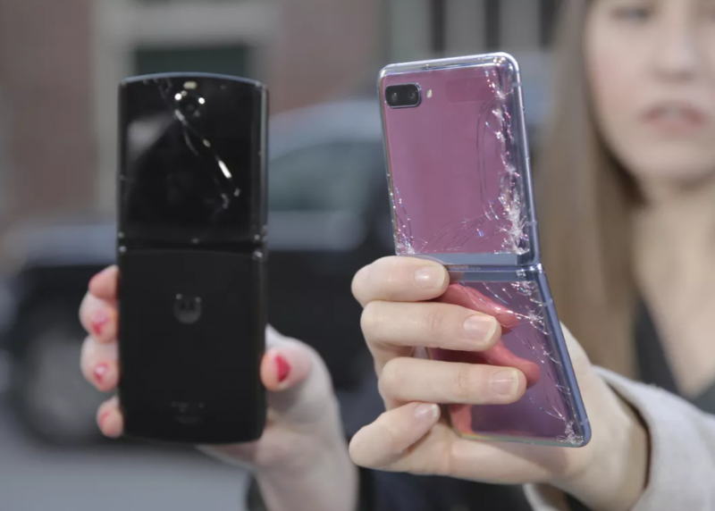 Galaxy Z Flip vs. Motorola Razr, Mana Lebih Kuat Saat Jatuh dari Ketinggian? Galaxy Z Flip vs. Motorola Razr, Mana Lebih Kuat Saat Jatuh dari Ketinggian?