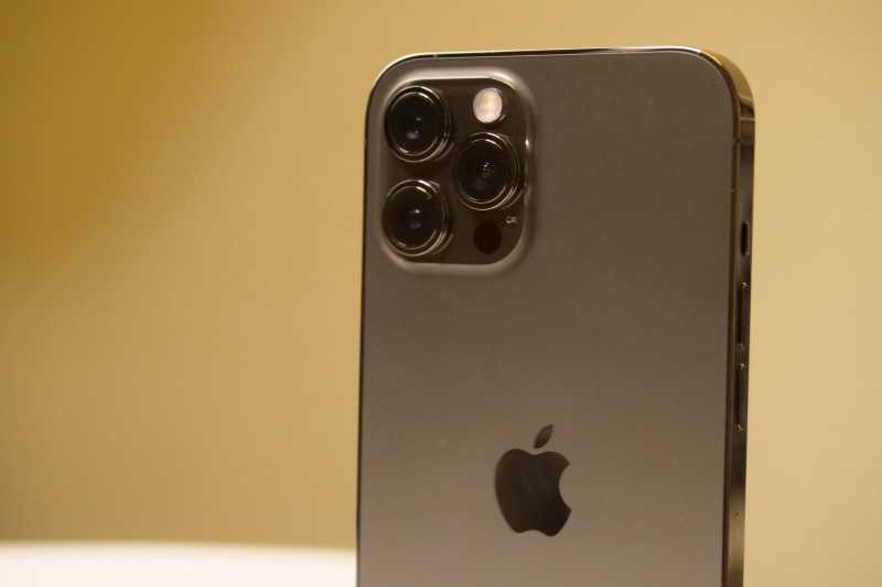 Apple Ingatkan Bahaya iPhone 12 Bagi Sebagian Orang Apple Ingatkan Bahaya iPhone 12 Bagi Sebagian Orang