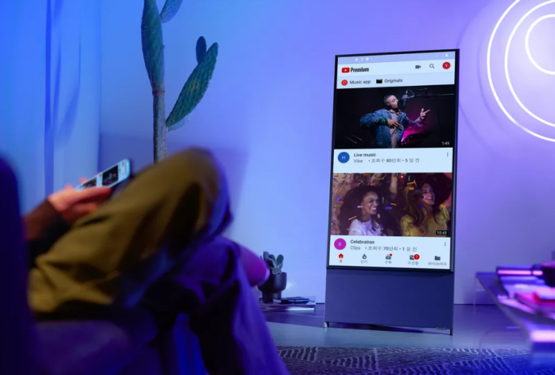 <i>Goks</i>, TV Pintar Samsung Ini Bisa Berputar Jadi Vertikal Ngikutin Ponsel <i>Goks</i>, TV Pintar Samsung Ini Bisa Berputar Jadi Vertikal Ngikutin Ponsel