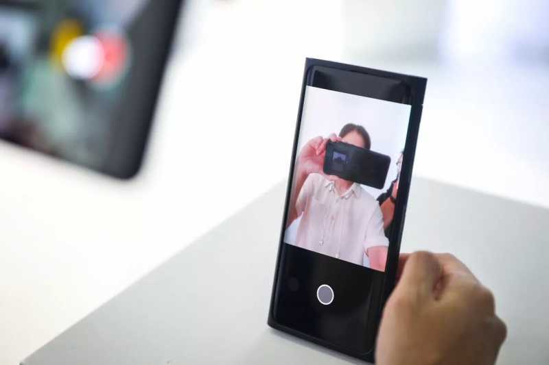 ZTE yang Pertama Rilis Ponsel dengan Kamera Selfie ‘Tersembunyi’ di Bawah Layar ZTE yang Pertama Rilis Ponsel dengan Kamera Selfie ‘Tersembunyi’ di Bawah Layar