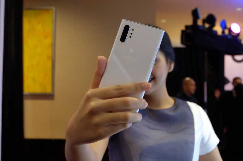 Laporan dari Seoul: Alasan Samsung Pindahkan Semua Tombol Note 10 ke Kiri Laporan dari Seoul: Alasan Samsung Pindahkan Semua Tombol Note 10 ke Kiri