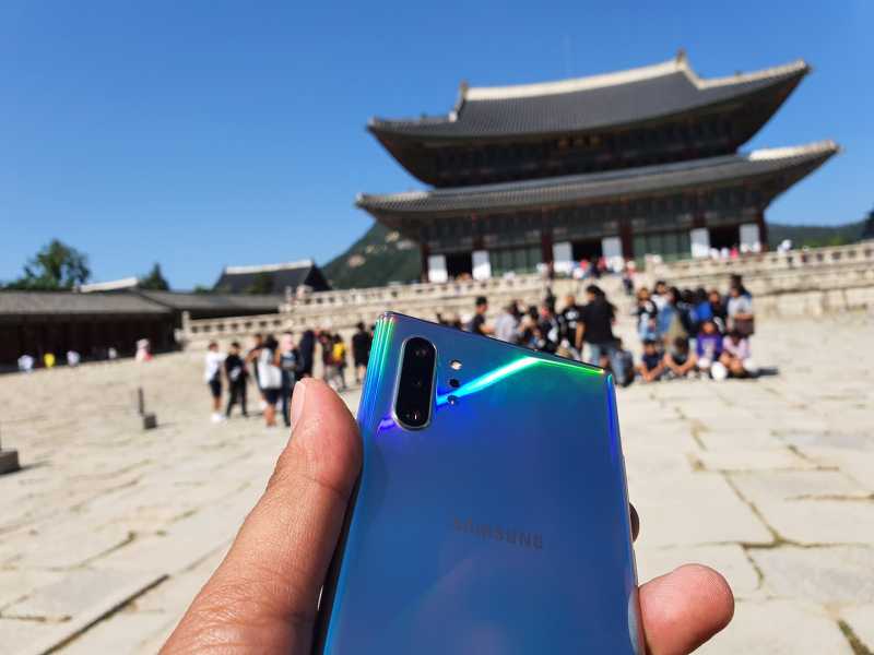 Laporan dari Seoul, 4 Hal yang Dicari Konsumen Indonesia Saat Beli Ponsel Pintar Laporan dari Seoul, 4 Hal yang Dicari Konsumen Indonesia Saat Beli Ponsel Pintar